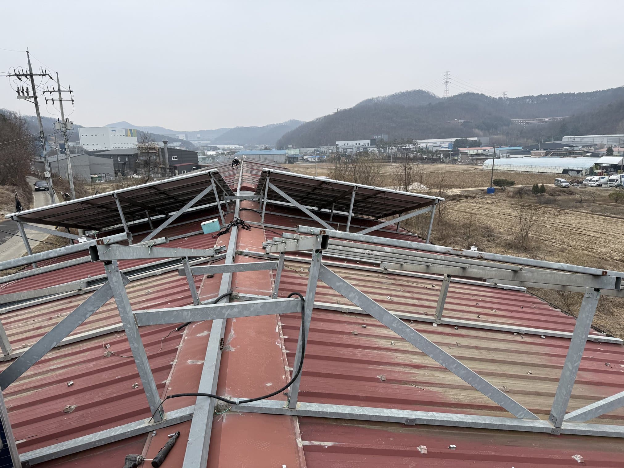 경기 용인 옥상 태양광 접속반·인버터 포함 일괄 철거 작업 중 2